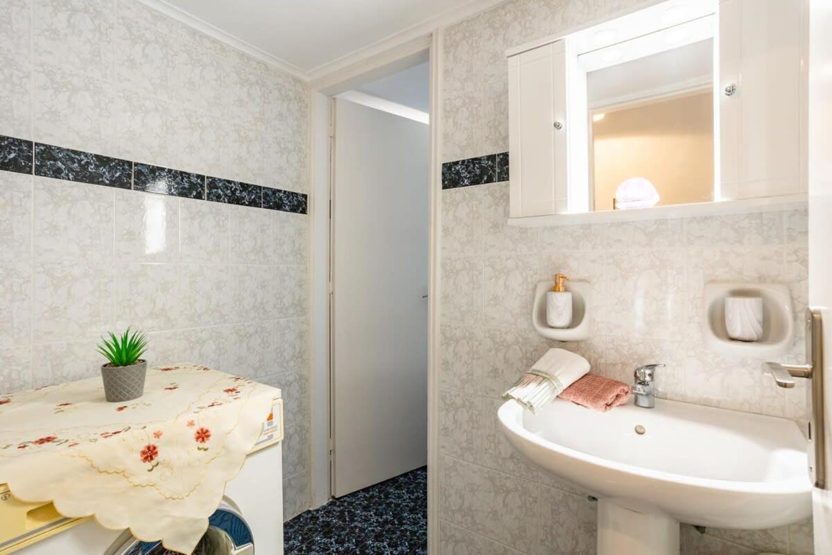 Seaside Family Haven - Avia'S Spacious Getaway Esterno foto